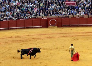 FOTO: JOËL BURAVAND Costó mucho meter en muleta al quinto; incierto y peligroso, pero Andrés ni se inmutó al cambiarlo por la espalda.