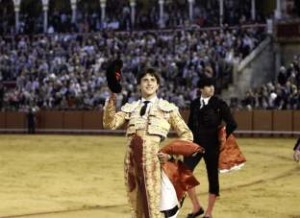 Aclamada vuelta al ruedo de Andrés Roca Rey, tras lidiar al último toro de la tarde.