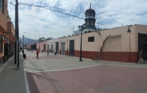 FOTO: PABLO J. GÓMEZ DEBARBIERI El jirón Hualgayoc, frente a Acho, se peatonalizó, pero el barrio sigue igual de inseguro, ruinoso y tugurizado en el desvalorizado Rímac.