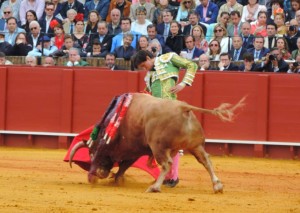 FOTO: ARCHIVO DEL MATADOR Andrés Roca Rey, artístico y templado muletazo al tercer toro de la corrida de Sevilla, con Morante y El Juli, el viernes 15.