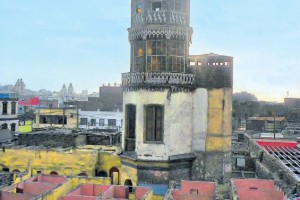 FOTO: PABLO J. GÓMEZ DEBARBIERI El histórico Mirador de Ingunza, parte del conjunto monumental de Acho, languidece entre las ruinas de un hotelucho.