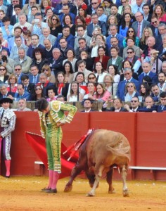 FOTO: ARCHIVO DEL MATADOR Andrés Roca Rey, sacándose el toro por lugares imposibles, sumamente arriesgados.