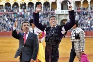 FOTO: GANADERÍA VICTORINO MARTÍN Vuelta al ruedo triunfal de Manuel Escribano y Victorino Martín hijo en la Maestranza, el 13 de abril, tras el indulto.