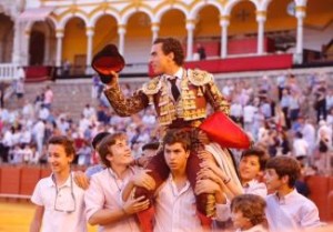 FOTOS: ARJONA Tras dos magníficas faenas y el gran triunfo alcanzado en Sevilla, Joaquín Galdós dio la vuelta al ruedo en hombros de varios novilleros.