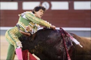 FOTOS: PÁG WEB PLAZA DE TOROS DE LAS VENTAS Andrés Roca Rey se volcó sobre el morrillo, metiéndose entre los dos pitones, sin importarle si era cogido o no.