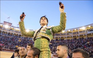 FOTOS: WEB PLAZA DE TOROS DE LAS VENTAS Andrés Roca Rey, con las dos orejas en las manos, es llevado en hombros hacia su triunfal salida por la Puerta Grande de la Plaza de Las Ventas, en Madrid; nunca antes un peruano había logrado semejante hazaña.