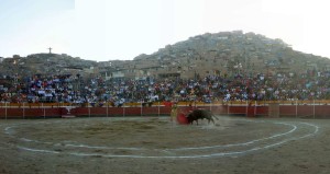 FOTO: PABLO JAVIER GÓMEZ DEBARBIERI Torokuna, plaza de toros en Villa María del Triunfo, Lima Sur, escenario de una interesante corrida el domingo 1 de mayo, organizada por los residentes de Chumpi en Lima, aficionados y peñas taurinas ayacuchanas.