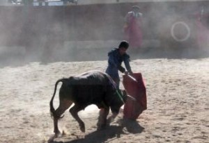 FOTO:  MIGUEL PARDO - PERUTOROS Renatto Motta en Malco con su primer novillo, al que cortó una oreja.