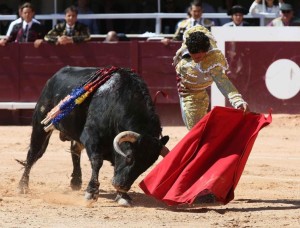 FOTOS: BRUNO LASNIER Joaquín Galdós ya es matador de toros. En la imagen, ayer en Istres, Francia, en un magnífico natural dentro de su buena faena.