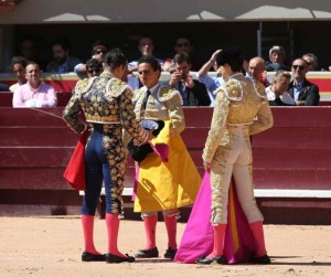 José María Manzanares entregándole a Joaquín Galdós los trastos, doctorándolo. Observa Alberto López Simón.