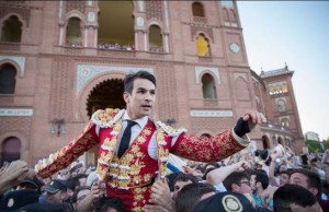 FOTO: PLAZA DE LAS VENTAS Manzanares en hombros de la multitud, tras salir por la Puerta Grande de la Plaza de Las Ventas de Madrid.