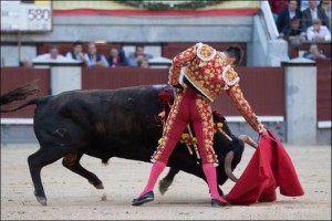 FOTO: PLAZA DE LAS VENTAS Inició la faena con buenos derechazos.