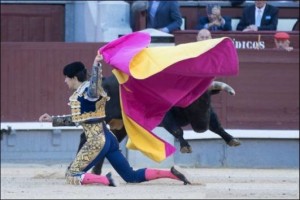 Sabiendo que debía justificar aquellas dos orejas y sintiéndose obligado a cortar una tercera para que no le cuestionasen la salida en hombros, se fue a recibir al sexto a portagayola.