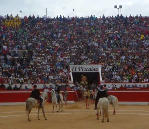 FOTO: PABLO JAVIER GÓMEZ DEBARBIERI El público de Chota, aglomerado en los tendidos de su plaza de toros observa, expectante a Andrés Roca Rey mientras se inicia el paseíllo.