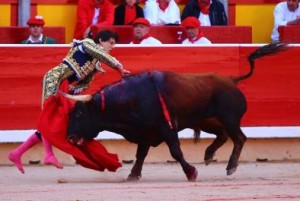 FOTO: CULTORO.COM Estocada a matar o morir a su primer toro, lo que le permitió sellar su triunfo y cortar dos orejas.