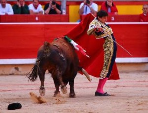 FOTO: CULTORO.COM Andrés Roca Rey. Ante un toro muy cornalón, peligroso e incierto, puso de pie al público, que con el alma en vilo, no podía creer cómo se jugaba la vida el peruano  