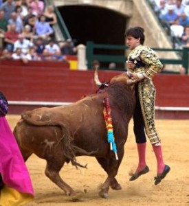 FOTOS: CULTORO.COM mpresionante. Tras volcarse a matar Roca Rey, parecía una grave cornada en el abdomen; solo fue un fuerte golpe. Luego cortaría la oreja.