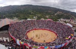 FOTO: LUIS RODRÍGUEZ SÁNCHEZ Impresionante vista aérea de la plaza de Chota, copada hasta la bandera, en medio de la verde campiña cajamarquina.