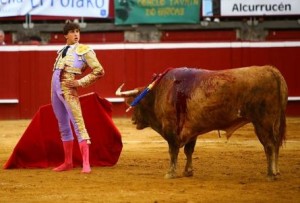 FOTO: CULTORO.COM Andrés, tres triunfos en cuatro días, nueve orejas y un rabo; dos plazas de primera y una muy concurrida. En la imagen, Mont de Marsan.