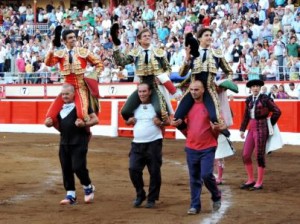 FOTO: CULTORO.COM Santander, 28 de julio; Andrés, sobreponiéndose a la adversidad y jugándose la vida, salió en hombros con El Juli y Perera.