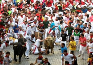 FOTO: CAPTURA PANTALLA RTVE Cada mañana la gente corre por las calles, delante de los toros.