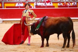 FOTO: CULTORO Andrés Roca Rey en un desplante ante el sexto toro.