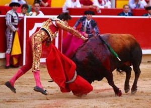 FOTO: CULTORO Gran estocada al sexto de la tarde.