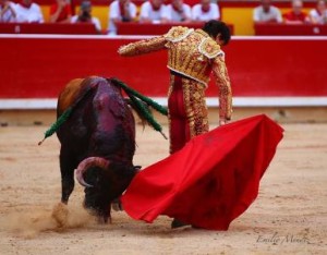 FOTO: CULTORO Andrés Roca Rey pasándose por la espalda al sexto toro.