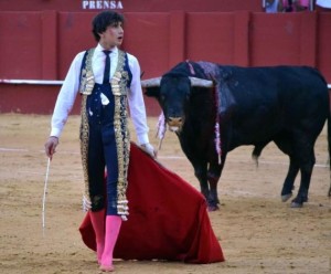 FOTO: FIT Obnubilado por el golpazo y toreando en automático, sin tener él recuerdo de ello hasta ahora, Andrés cuajó una gran faena.