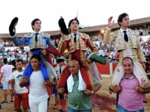 FOTO: ARCHIVO ARR Guijuelo. Los tres toreros, Andrés Roca Rey, Juan del Álamo y José Garrido en hombros.