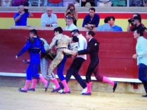 FOTO: CULTORO.COM Andrés Roca Rey, sin conocimiento, es conducido a la enfermería de la plaza de Palencia, España. 