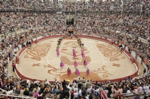 Plaza de toros milenaria, antiguo coliseo romano en Arles