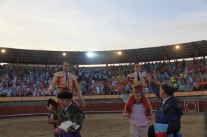 FOTO: JUAN ANDRES CARTÓN LÓPEZ Joaquín Galdós y Enrique Ponce, triunfantes y en hombros el sábado 10, en Navaluenga, Ávila; otro triunfo del torero peruano.