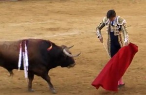 FOTO: CAPTURA DE PANTALLA Palencia, jueves 1; preciso momento en el que el toro se cuela y enfila su embestida hacia Andrés Roca Rey.