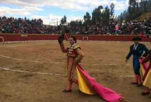 FOTOS: LUIS HERENCIA Emilio Serna aplaudido por la entusiasta afición ancashina.