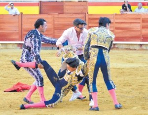 FOTO: EFE Andrés Roca Rey, sin conocimiento, es conducido a la enfermería de la plaza de Palencia, España.