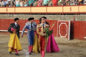 FOTO: DANIEL DOMINGUEZ SANCHEZ 'PICHU' Dando la vuelta al ruedo en Navaluenga.