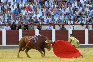 FOTO: CULTORO.COM Alejandro Talavante en una espectacular arrucina de rodillas en el sexto.