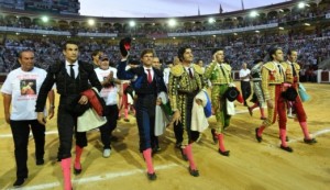 FOTO: CULTORO.COM Los seis matadores abandonan la plaza de Valladolid en medio de una gran ovación.