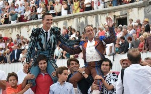 FOTO: CAPTURA DE PANTALLA Morante sacando en hombros a Esplá; la goyesca de Arles, el sábado, compendio de arte, cultura y satisfacción para los aficionados.