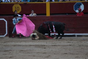 Secuencia de la voltereta sufrida por Luis López en el sexto.