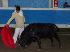 FOTO: ANDREA GRIJALVA DÁVILA José Ignacio Bullard cuajó una gran faena a un buen novillo de Ortuño en la plaza de Tambo Mulaló, Ecuador.