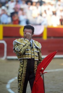 Ponce lamentándose por haber pinchado al cuarto toro, perdiendo los trofeos.