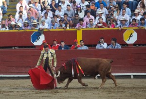 FOTOS: JUAN PONCE Enrique Ponce muleteó a sus dos toros relajado, gustándose y llevándolos muy templados, lo que le permitió cuajar dos grandes faenas.