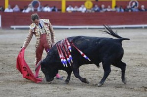 FOTOS: DANTE PIAGGIO Juan Bautista en un buen derechazo. Los tres toreros dejaron detalles aislados en la medida en que sus toros se los Permitieron.