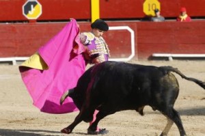 Saltillera de Ginés Marín, cambiando el viaje del toro en el último segundo.