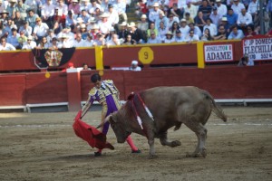 Adame exponiendo mucho ante el incierto tercer toro de la tarde.