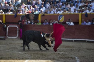 Lópes Simón, enganchado por la corva en el primero, sufrió una voltereta sin consecuencias. 