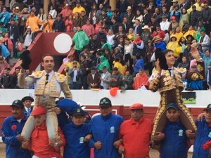 FOTO: ANDREA COSTA /CULTORO Ponce y Roca Rey, en hombros,en la plaza de Latacunga, Ecuador.