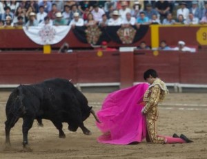 FOTOS: JUAN PONCE Andrés Roca Rey salió dispuesto a no dejarse ganar la pelea y recibió al sexto toro con arriesgadas, pero templadas, verónicas de rodillas.